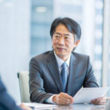 株式信託の活用で、<br>資金ゼロで後継者に議決権を預け、<br>経営の凍結を防ぐ