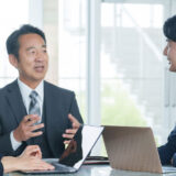 娘ばかりで後継者不在？<br>家族会議で娘が後継者に名乗り上げ。<br>経営者保証の解除と贈与税ゼロで株式移転