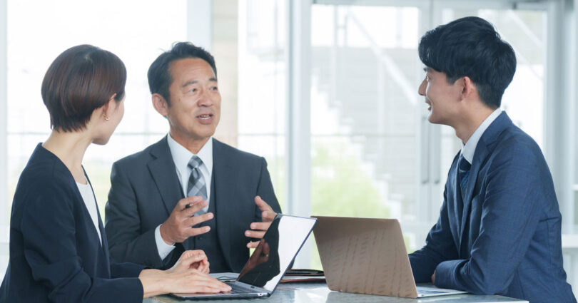 娘ばかりで後継者不在？<br>家族会議で娘が後継者に名乗り上げ。<br>経営者保証の解除と贈与税ゼロで株式移転