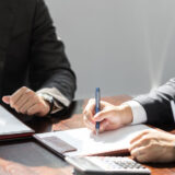 納税猶予の特例を活用。<br>資金ゼロで事業用資産の全てを後継者に贈与し、<br>早期社長交代を実現